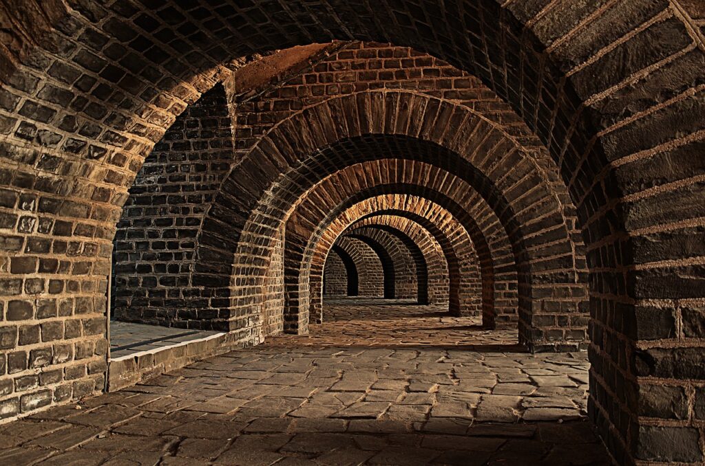 vaulted cellar, tunnel, arches
